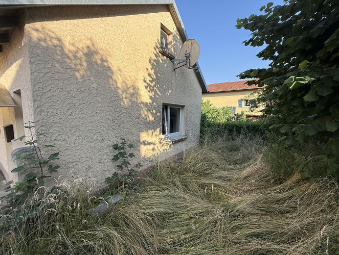 Kleines Wohnhaus mit Garten und großer Doppelgarage – Foto 5