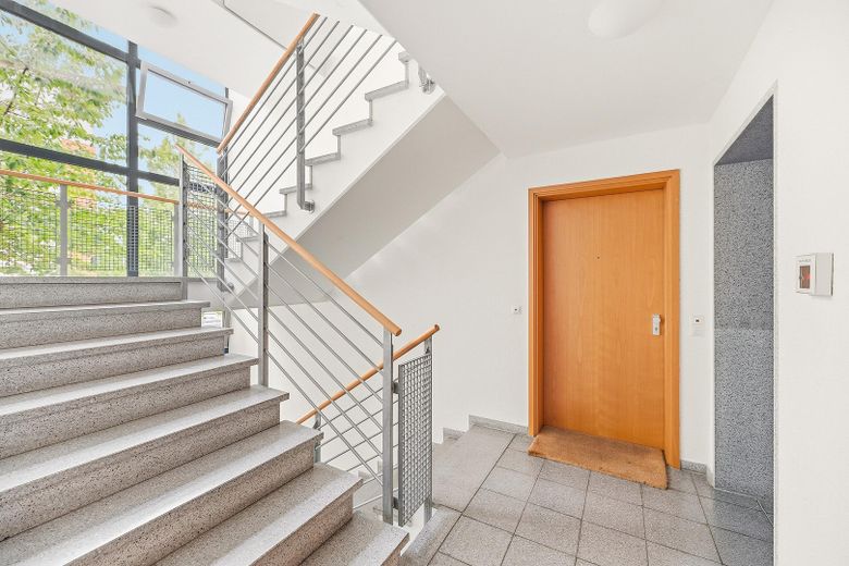 2-Zimmerwohnung in Reutlingen-Hohbuch (nahe FH) - frisch renoviert, modern, hell, Balkon/Garten – Treppenhaus