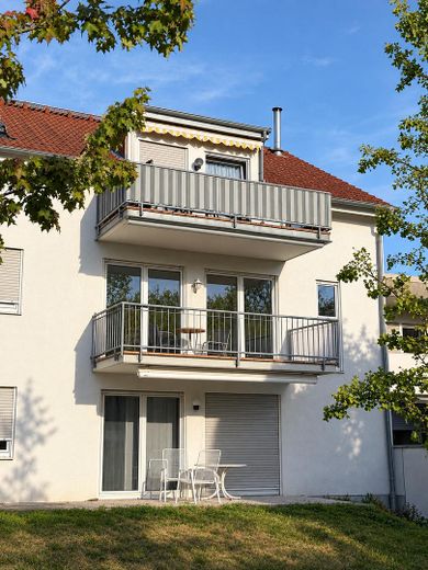 Senza commissioni: appartamento di 3 locali con ampio balcone esposto a sud, cantina e posto auto – Gartenseite, Wohnung im 1. OG