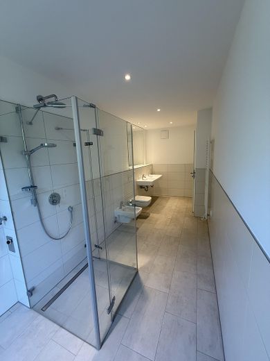 Nur 100 m vom Meer entfernt - Stilvolle 3 ZKB Wohnung mit Marken EBK u. TG Stellplatz – Bad mit Dusche, Bidet, WC
