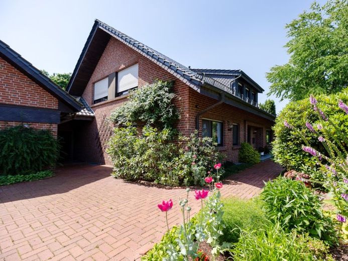 Plenty of space and a special living feeling - detached house in a sought-after location in Wellingholzhausen! – Foto 1
