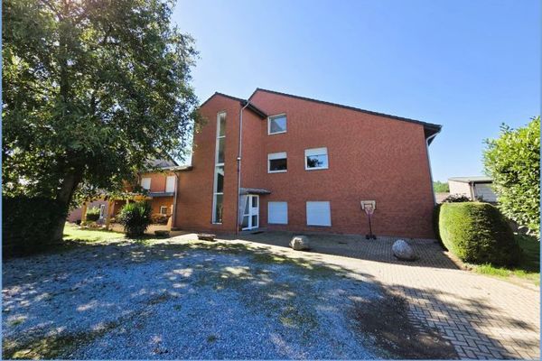 Bezugsfreies Ein- bis Zweifamilienhaus mit 4 Garagen und angrenzendem 4-Parteienhaus zzgl. Baugrundstück in Linnich-Hottorf