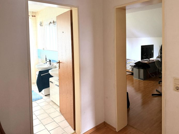 PRIVO DI PROVVIGIONE - casa unifamiliare indipendente in posizione migliore – abitare con giardino su attraente terreno d’angolo – Der Flur im DG