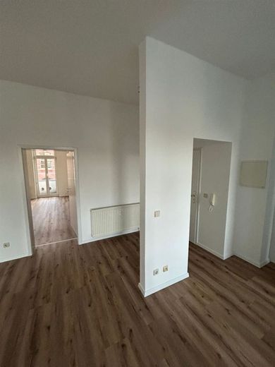 Großzügige und vermietete 2-Zi. mit EBK, 2xBalkon und Laminat in zentraler Lage – PHOTO-2024-10-28-16-12-20_1