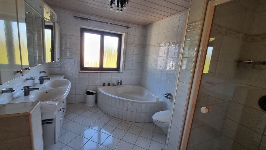 Bad mit Dusche + Wanne