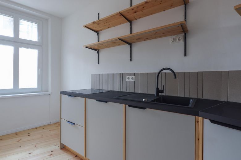 Kernsanierte Altbauwohnung mit Balkon am Schäfersee – Küche