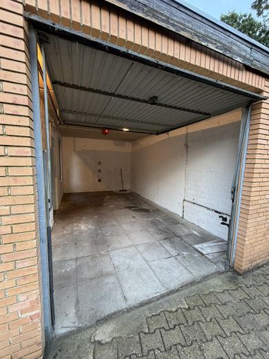 Kernsanierte 4–5-Zimmer-Wohnung | Einbauküche | Kamin | Garage | Terrasse – Garage
