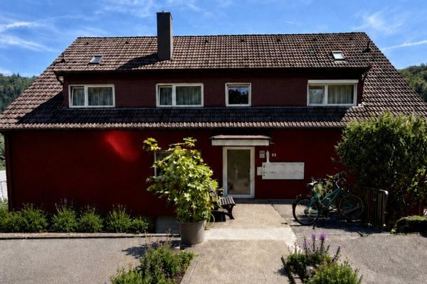 Komfort mieszkania wśród zieleni – przestronne 3-pokojowe mieszkanie z balkonem i miejscem postojowym w Bad Herrenalb