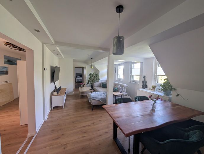 Exklusive Eigentumswohnung mit Kamin, Smart Home und neuer Einbauküche – großer Wohn-Essbereich