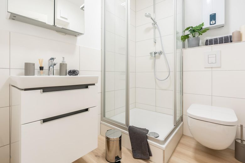 Wohnen auf Zeit - komplett möbliert und renoviert – Badezimmer