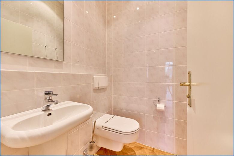 ** Stilvolle Altbauwohnung ** aus Gründerzeit ** mit Charme &amp; Ruhe in Sachsenhausen-Nord – Gäste-WC