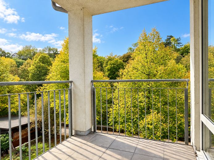 Lichtdurchflutete 2,5-Zimmer-Wohnung mit Loggia und Blick ins Grüne – LOGGIA