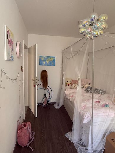 Luminoso, muy luminoso piso de 3 habitaciones, incl. cocina equipada, plaza de aparcamiento en garaje subterráneo, balcón y trastero – Kinder- bzw. Arbeitszimmer