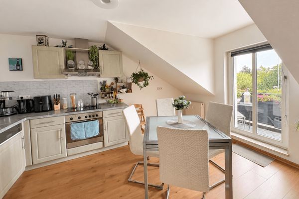 Gemütliche 2-Zi.wohnung im Dachgeschoss mit Einbauküche + Balkon!