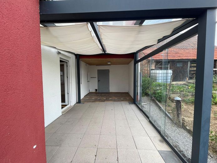 Witamy w miejscu, które tworzy przestrzeń dla Państwa przyszłości! – Terrasse EG Glasüberdachung