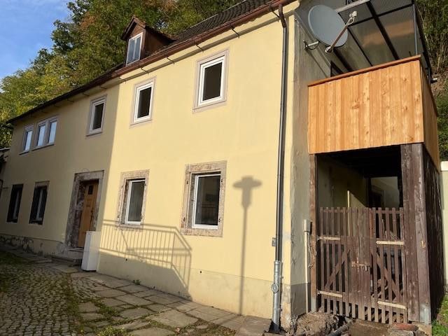 Grande maison individuelle rénovée avec extension atelier à Tharandt près de Dresde – Ansicht Haus mit überd. Balkon