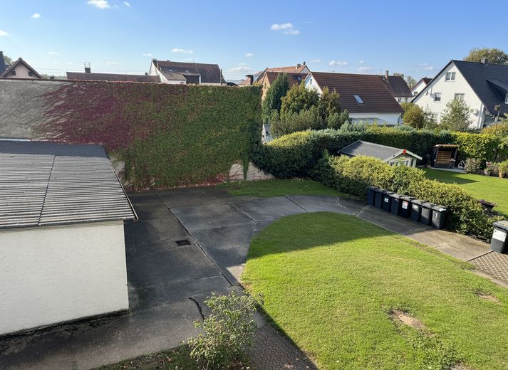 Blick in Innenhof mit Garagen