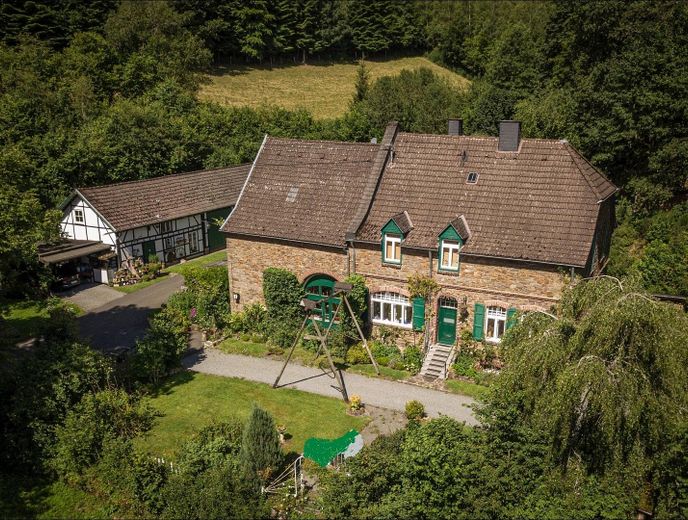 Großes freistehendes Haus mit großem Grundstück in Alleinlage – Eifel – Foto 1