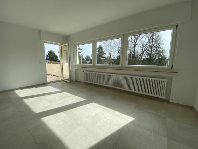 Investimento immobiliare lungimirante - Luminoso appartamento con 2 locali, balcone, ascensore e garage a Siegburg – Wohnzimmer
