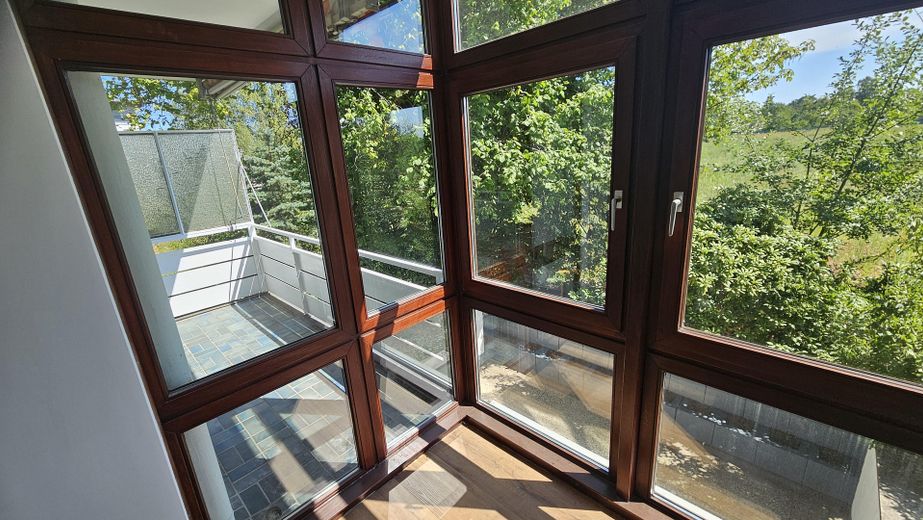 Stilvoll kernsaniert – helle Maisonettewhg m. neuer EBK, Balkon & Terrasse im begehrten Geteviertel – Wohnzimmer Ansicht 4