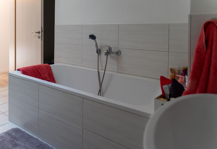 4 Zimmer in der Fußgängerzone von Bayreuth, inklusive Küche – Bad mit Wanne