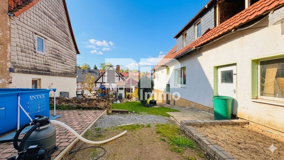 Charmanter Wohntraum mit Tradition und Moderne auf großem Grundstück – Innenhof