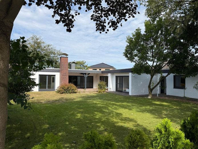 Großzügiger Bungalow mit Einliegerwohnung – Außenansicht
