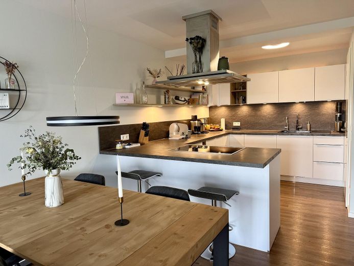 Balkonlu, asansörlü, manzaralı ve üst düzey donanımlı modern 3 odalı daire – Blick aus Wohnzimmer in Küche