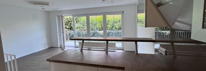 Lichtdurchflutete 2,5-Zimmer-Maisonette, Terrasse und Garten – frisch renoviert & sofort beziehbar – Blick EBK in den Wohnraum
