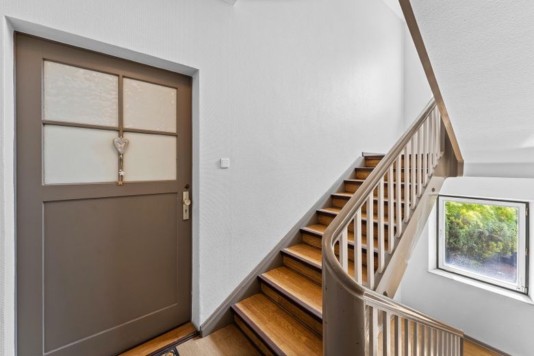 Appartement moderne de 2,5 pièces à Großreuth bei Schweinau avec cuisine équipée et garage – Treppenhaus/Wohnungseingang
