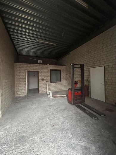 Світлий і багатофункціональний складський ангар з офісними приміщеннями, послугами навантажувача та можливістю зберігання – Фотографія 3