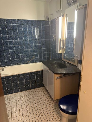Светлая квартира с 1,5 комнатами в Гильхинге сдаётся в аренду! – Badezimmer mit Badewanne
