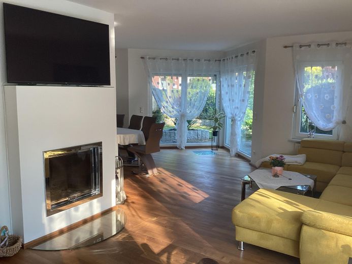 Modern detached house with upscale features and two terraces – Wohnzimmer