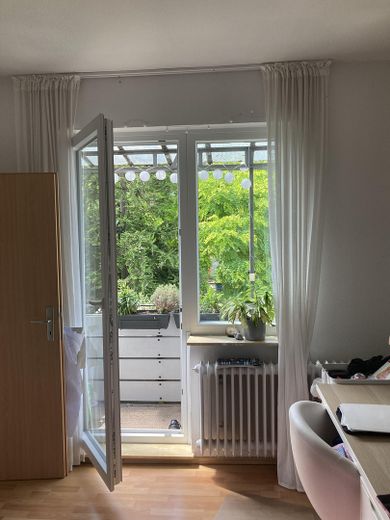 2-room apartment with balcony in the lively Findorff – Wohnzimmer & Balkon