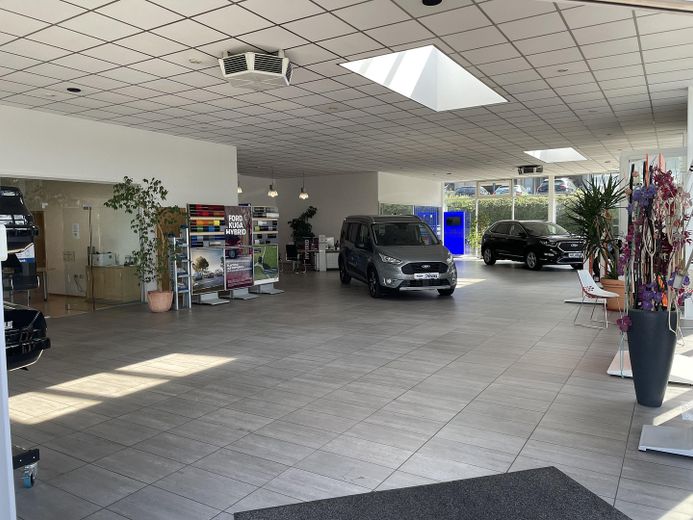 Atölye ve showroomlu modern oto galerisi gayrimenkulü – işletme devri isteğe bağlı – Showroom Bild 3