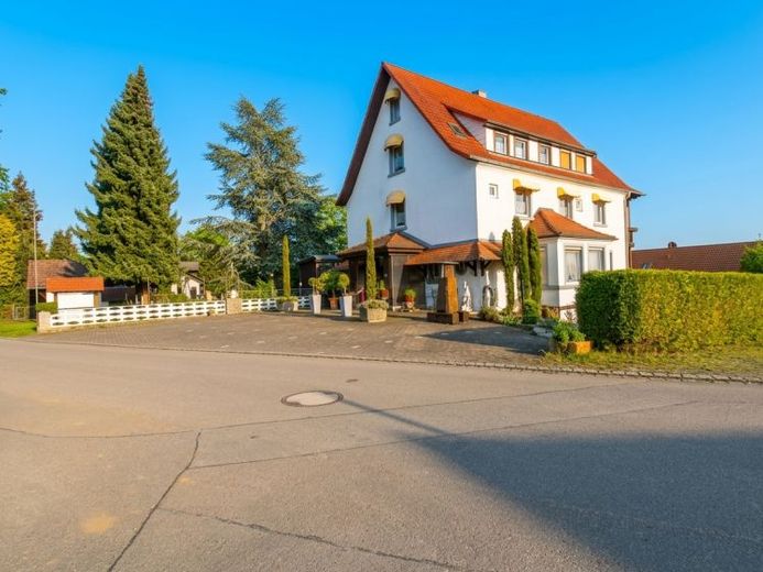 Historisches Mehrfamilienhaus mit Alpen- und Seeblick - vielseitiges Investment mit großem Potenzial – Foto 1
