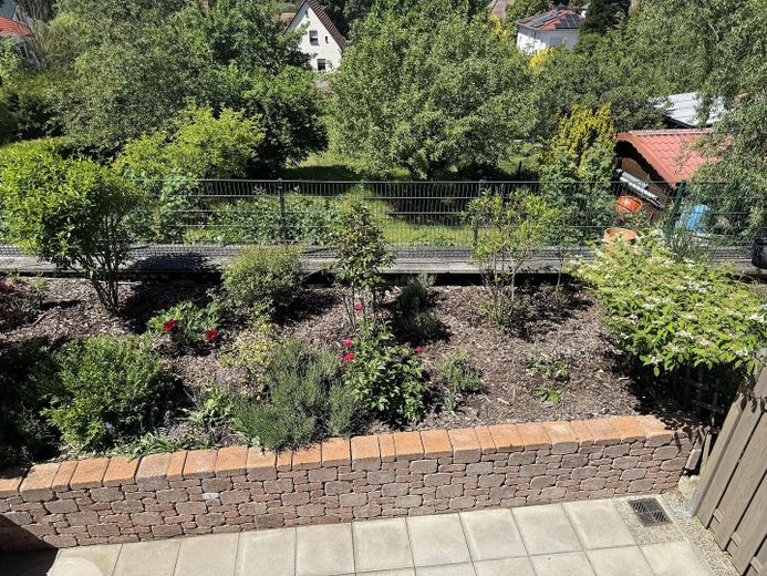 La alternativa inteligente a una casa: maravilla espacial de 148 m² renovada con vistas al lago (posible uso comercial) – ¡SIN COMISIÓN!!! – Ausblick Garten rechts