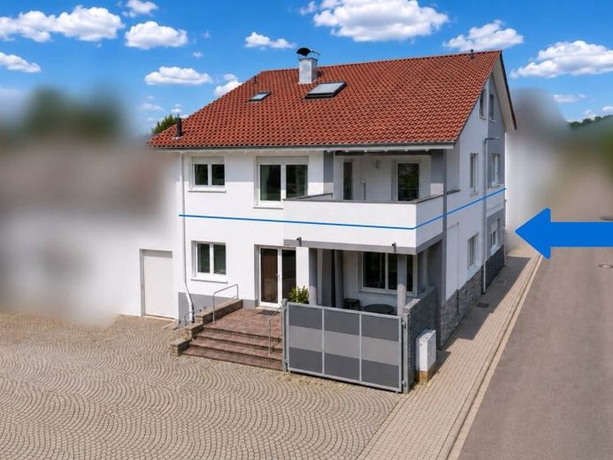 Affascinante appartamento di 3 locali al piano terra con terrazza, garage e area esterna – Foto 1