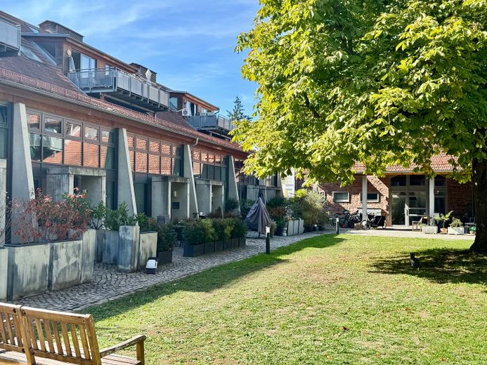 Designer Loft incl. Balcony & Terrace in a Listed Complex, Private Sale – Blick rechts