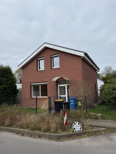 Zweifamilienhaus mit 3 Garagen – Frontansicht