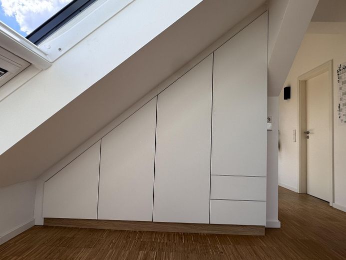 Apartamento de 3,5 habitaciones en Stuttgart-West | Dúplex Kräherwald con balcón y galería – Einbauschrank Schlafzimmer RE