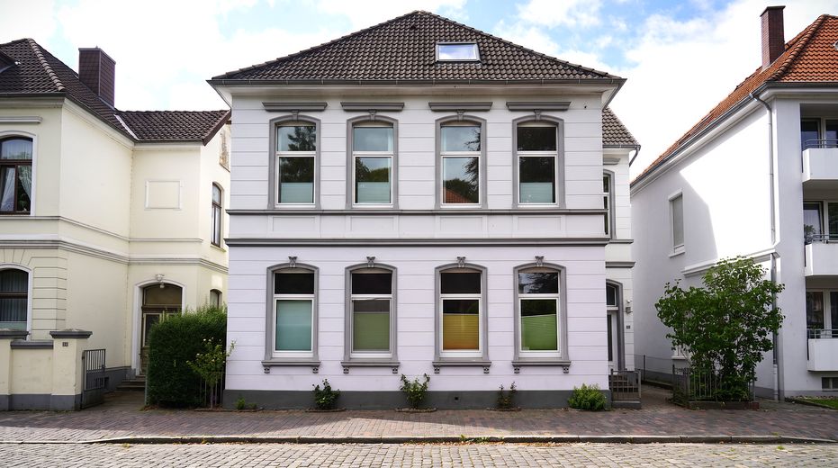 Charme historique. Confort de vie moderne. Un chez-soi avec du caractère. – Hausansicht Straße