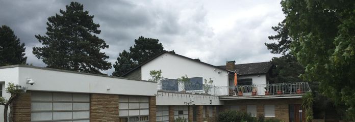 Bungalow mit Halleneinfahrt