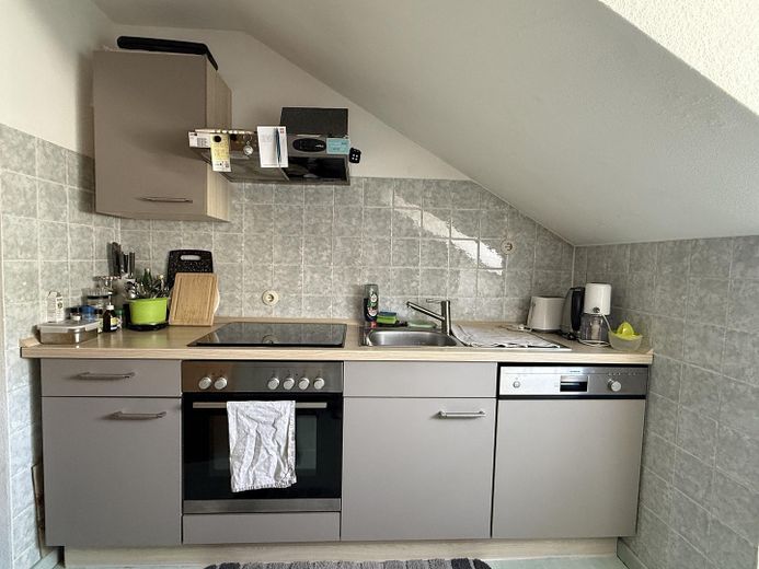 Moderne 2-Zimmer-Dachgeschosswohnung in zentraler Lage von Lohr am Main – Küche