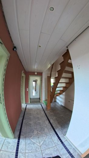 Mieszkanie dwupoziomowe 85 m² w pobliżu kampusu, bezpośrednio przy Ringgleis + 55 m² zaadaptowanej powierzchni użytkowej na poddaszu – Eingang und Treppe