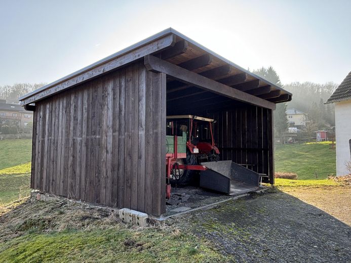 Bauernhof mit angrenzenden Grünflächen inkl Bachlauf – Doppel-Carport 