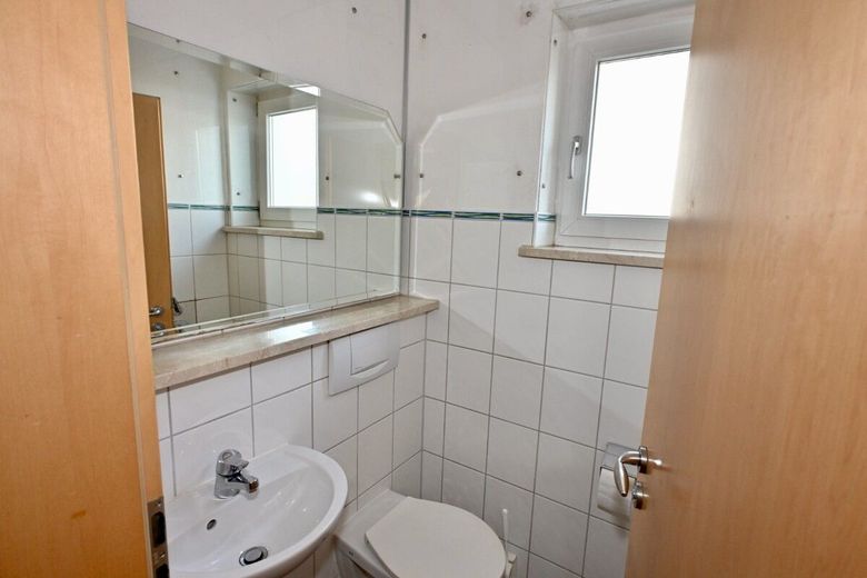 Junge Doppelhaushälfte in Göggingen mit Potenzial – Gäste WC EG