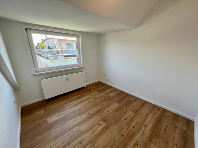 Provisionsfrei: 4-Zimmer-Dachgeschosswohnung mit Südbalkon & Garagenstellplatz in Schwachhausen – Büro/Kinderzimmer
