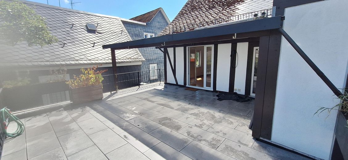Blick von Terrasse auf Haus