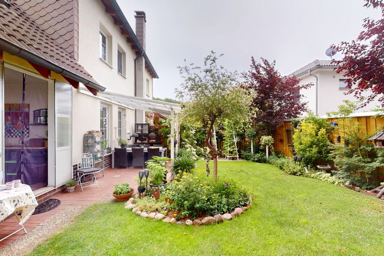 Bezugsfertige Doppelhaushälfte bei Berlin mit schöner Gartenanlage und guten Anbindungen – Garten